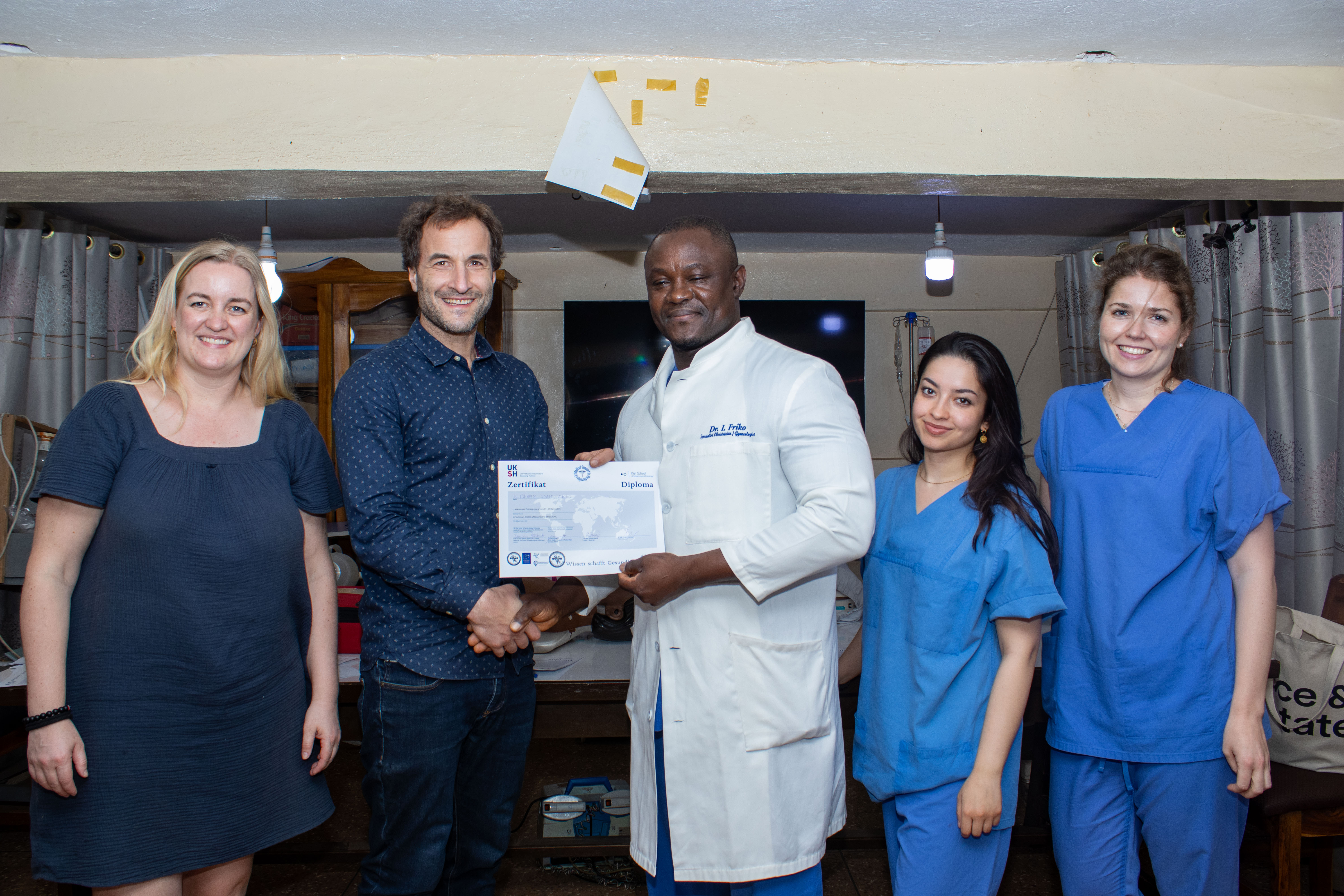 <p>PRESENTATION OF CERTIFICATE TO A GCPS SENIOR RESIDENT ON LAPAROSCOPY TRAINING</p>